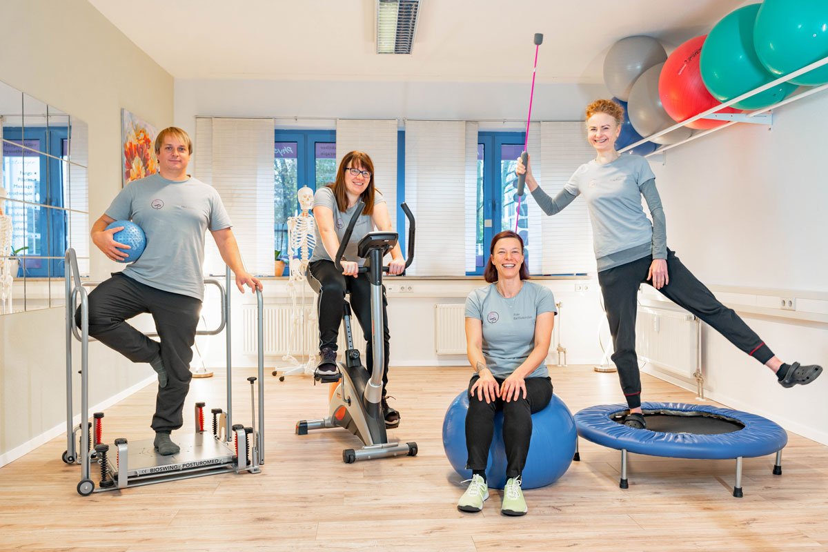 Mitarbeiter der Physiotherapie Magdeburg Sudenburg auf Geräten